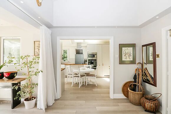 The River House. Avon Valley. Stonehenge (with Fishing)