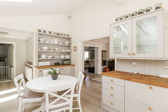 The River House. Avon Valley. Stonehenge (with Fishing)