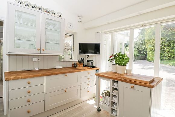 The River House. Avon Valley. Stonehenge (with Fishing)