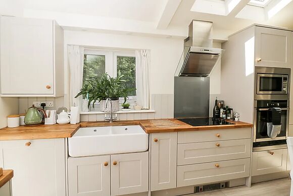 The River House. Avon Valley. Stonehenge (with Fishing)