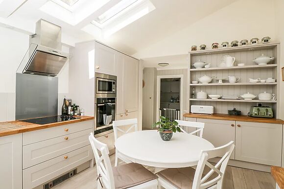 The River House. Avon Valley. Stonehenge (with Fishing)