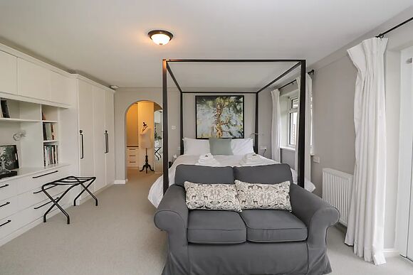 The River House. Avon Valley. Stonehenge (with Fishing)