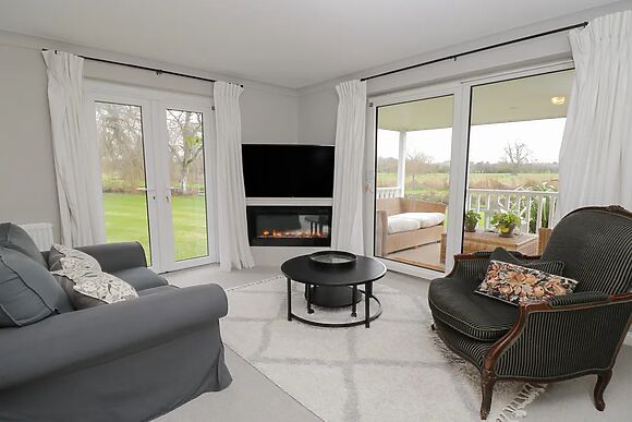 The River House. Avon Valley. Stonehenge (with Fishing)