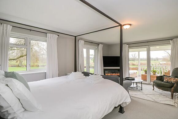 The River House. Avon Valley. Stonehenge (with Fishing)