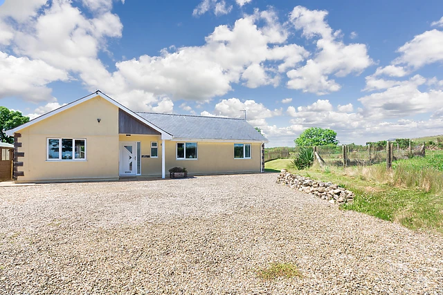Cae Berllan is an all-ground-floor hot tub cottage about 4 miles from the Llŷn beaches