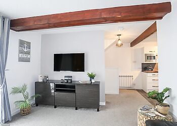 Bywyd Da (232 Cae Du)