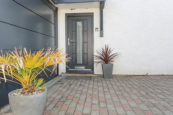 Bywyd Da (232 Cae Du)