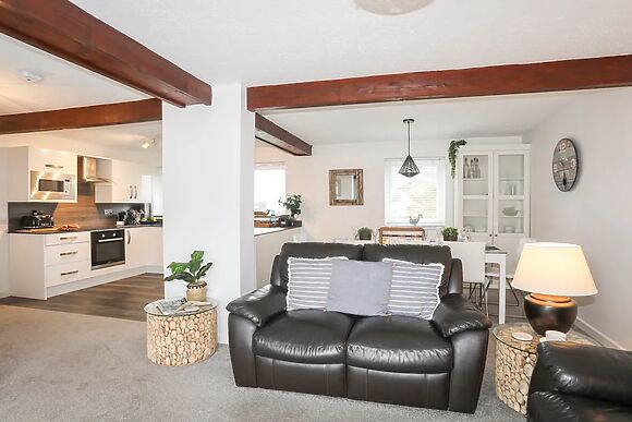 Bywyd Da (232 Cae Du)