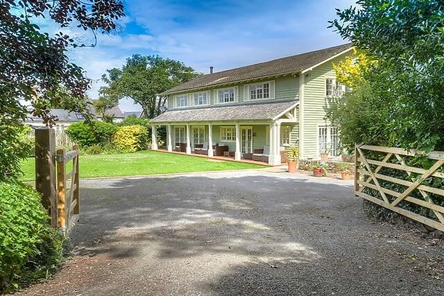 3-Bedroom Hot Tub Coach House in Skendleby