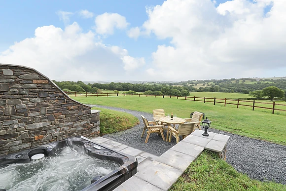 Derwen at Tan Y Wawr