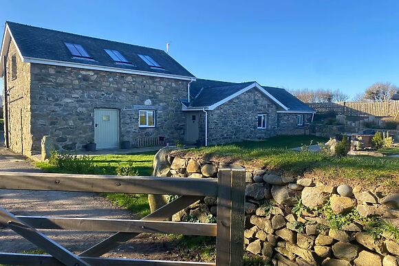 Bwthyn Gwenyn Yr Haf (summer Bee Barns)