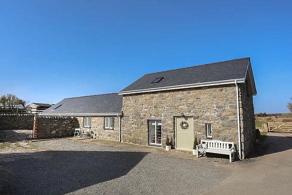 Bwthyn Gwenyn Yr Haf (summer Bee Barns)