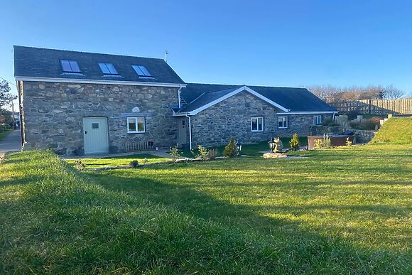 Bwthyn Gwenyn Yr Haf (summer Bee Barns)