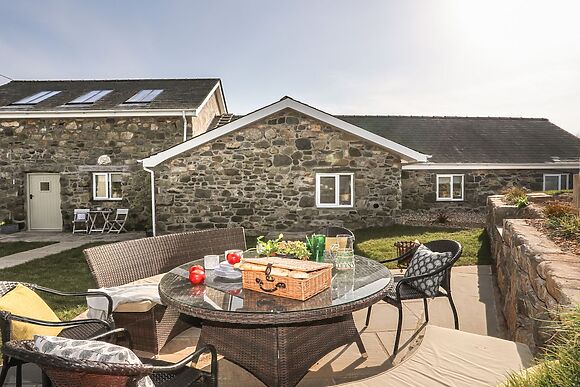 Bwthyn Gwenyn Yr Haf (summer Bee Barns)