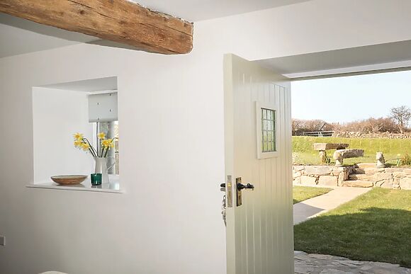 Bwthyn Gwenyn Yr Haf (summer Bee Barns)