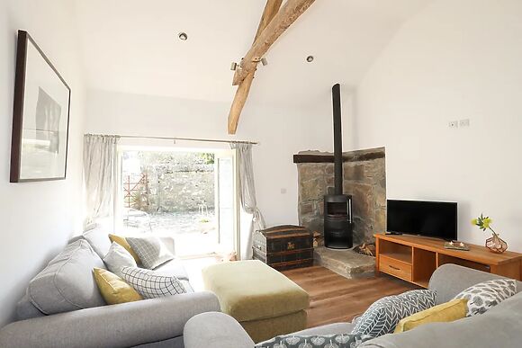 Bwthyn Gwenyn Yr Haf (summer Bee Barns)