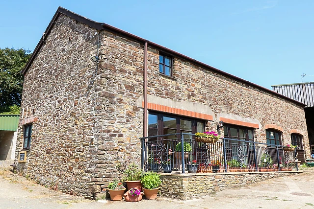 The Corn Tallet is a stone barn on a farm near Bideford, 3 miles from Westward Ho!