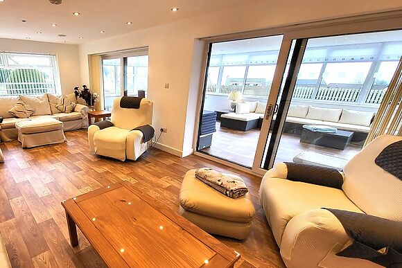 Top Of The Lane Luxury Holiday Apartment