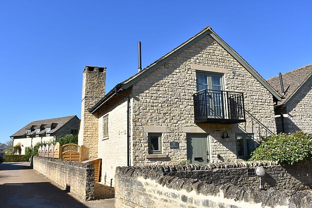 Bridge House, group cottage in Cotswold Water Park
