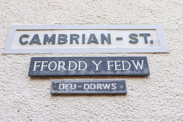 Deu-Ddrws