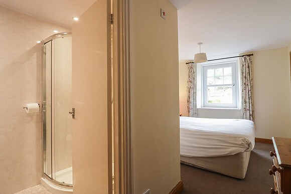 Riverside Cottage No 5