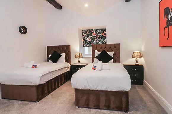 7 Holly Barn