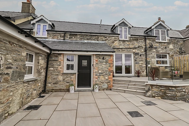 Rhos Las is a contemporary four-bedroom house about 12.7 miles from Betws-y-Coed