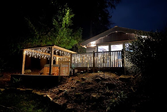 A cedar-clad cabin with a private hot tub, a short drive from the Jurassic Coast