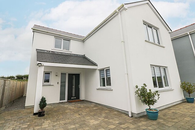 Golygfa Hafan is about 0.3 miles from the sand and the village pub