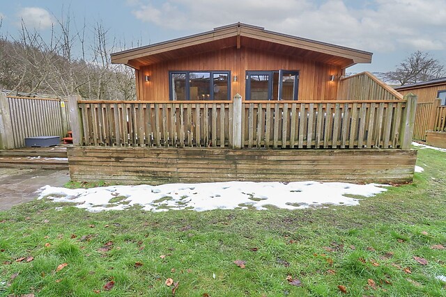 Dovestone Secluded Luxury Lodges (sleeps 6) - pets welcome