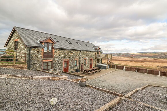 Llwyngwinau Isaf Barn