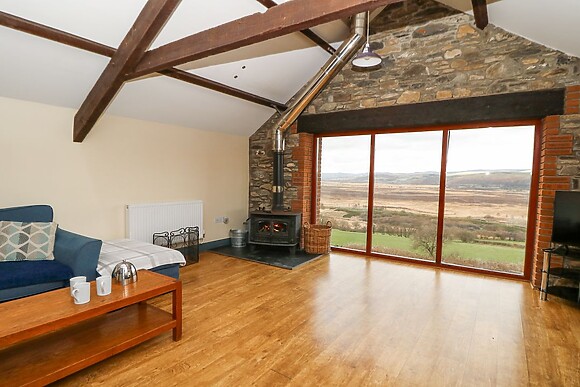 Llwyngwinau Isaf Barn