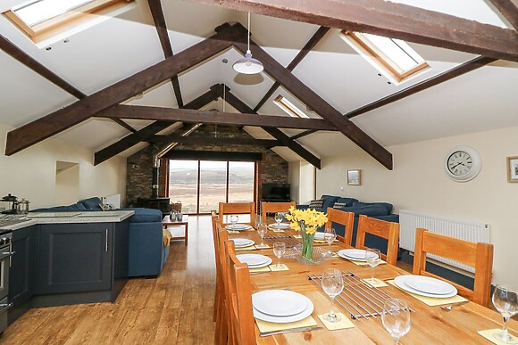 Llwyngwinau Isaf Barn