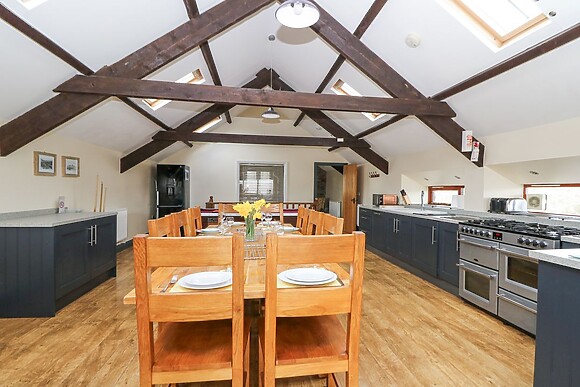 Llwyngwinau Isaf Barn