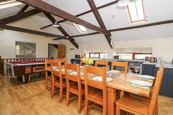 Llwyngwinau Isaf Barn