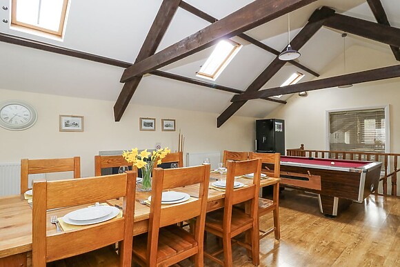 Llwyngwinau Isaf Barn