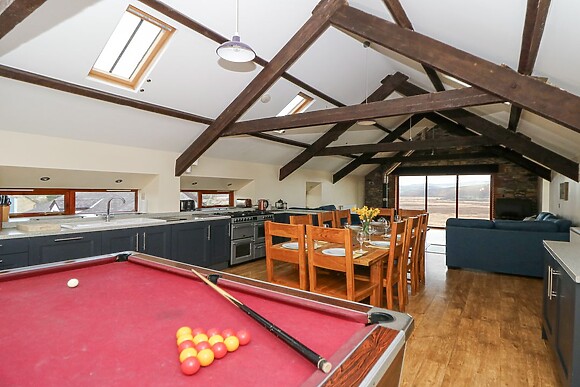 Llwyngwinau Isaf Barn