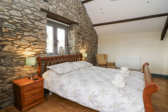 Llwyngwinau Isaf Barn