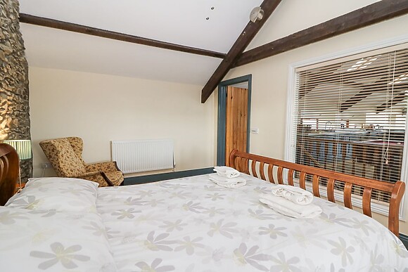 Llwyngwinau Isaf Barn