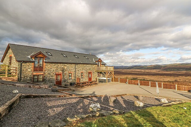 Llwyngwinau Isaf Barn