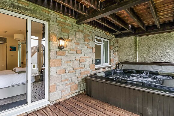 23 Valley Lodge with Hot Tub