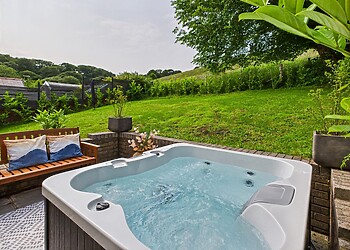 Luxury Beach Stay with Hot Tub