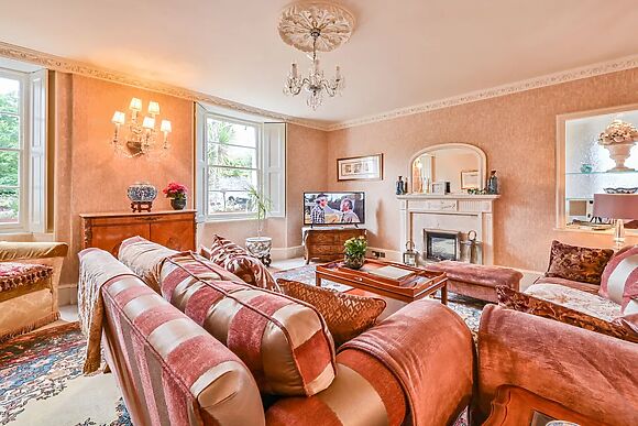 Muntham Luxury Town House With Hot Tub
