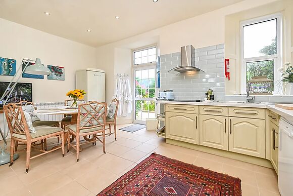 Muntham Luxury Town House With Hot Tub