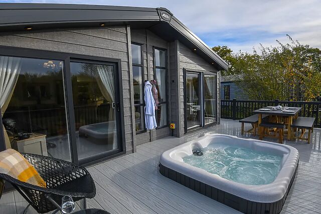 Lakewood Retreat in Woodhall Spa has a hot tub on fully enclosed decking, handy with a small dog