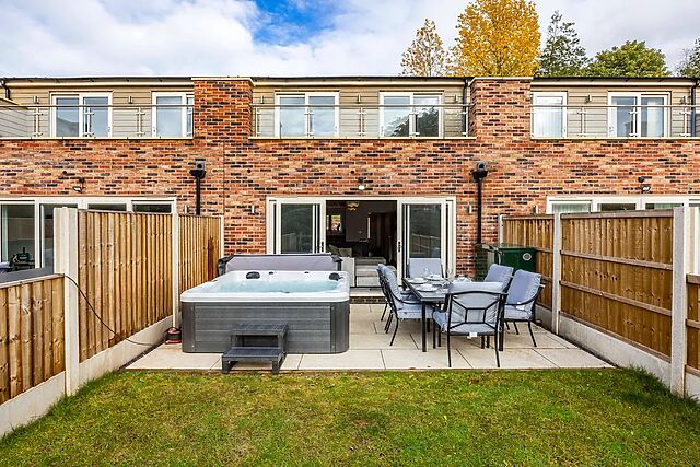 4 Riverside Mews