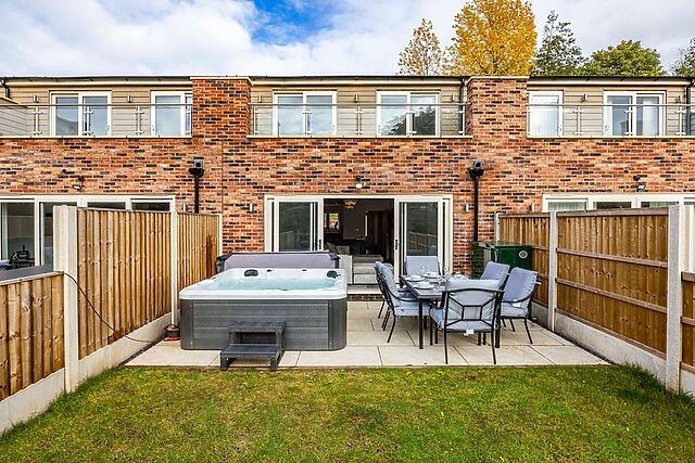 6 Riverside Mews