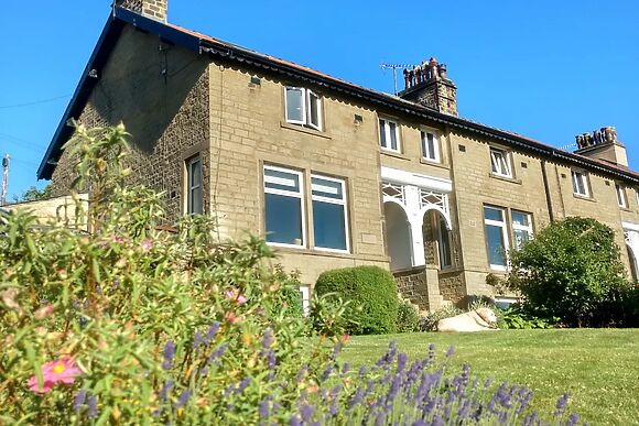 1 Bridge End & Garden