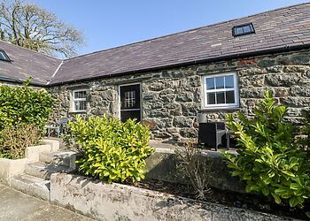 Bwthyn y Dderwen (Oak Cottage)