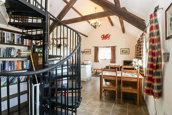 Bwthyn Yr Onnen (ash Cottage)